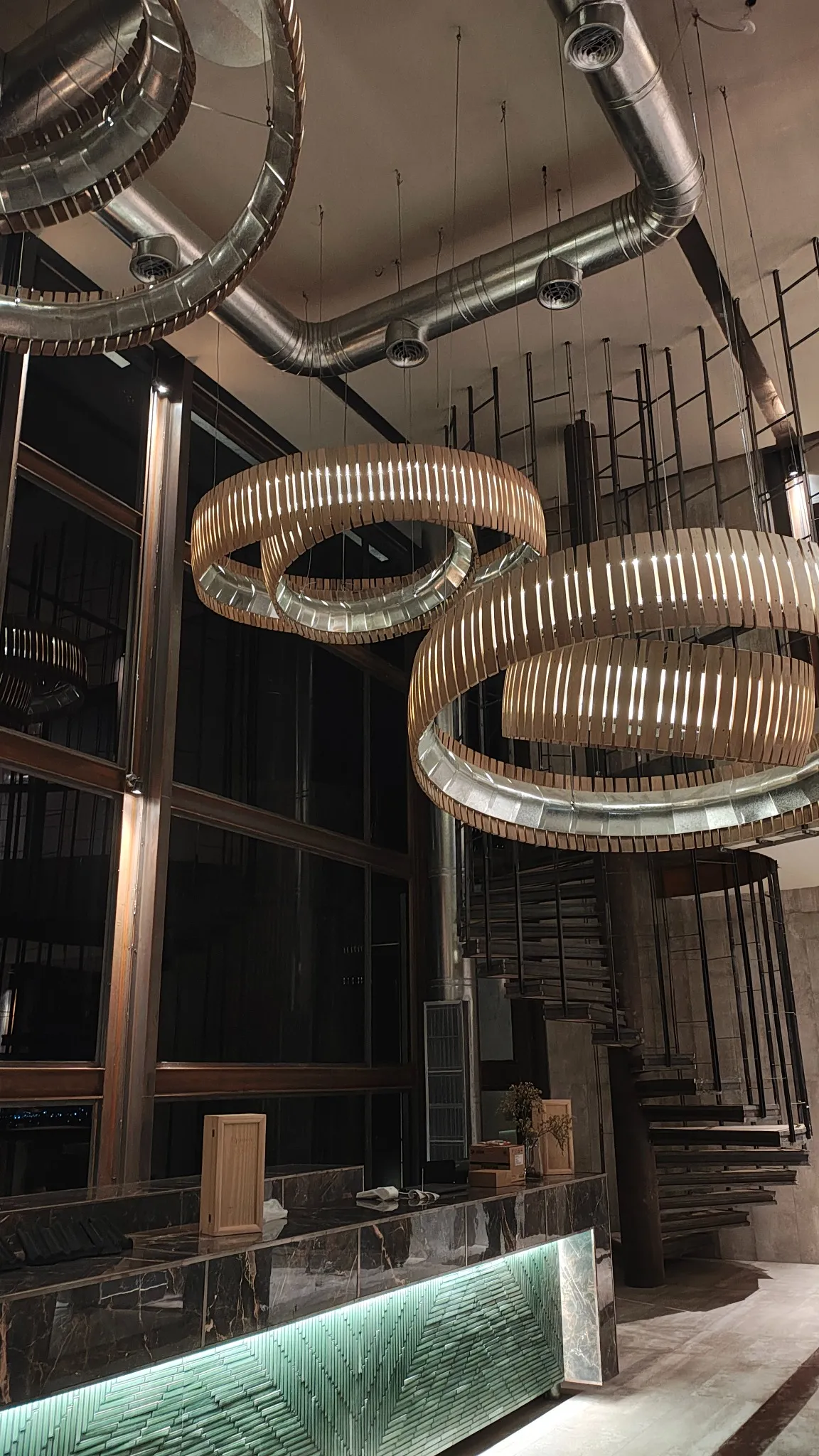 Equipo trabajando en instalación eléctrica